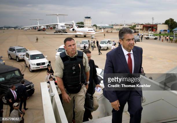 Dschuba, South Sudan Vice Chancellor and Federal Foreign Minister Sigmar Gabriel, SPD, climbs into an airplane accompanied by personal protection on...