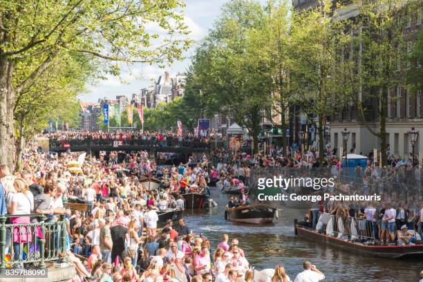 gay pride parade in prinsensgracht canal, amsterdam, netherlands - amsterdam stock-fotos und bilder
