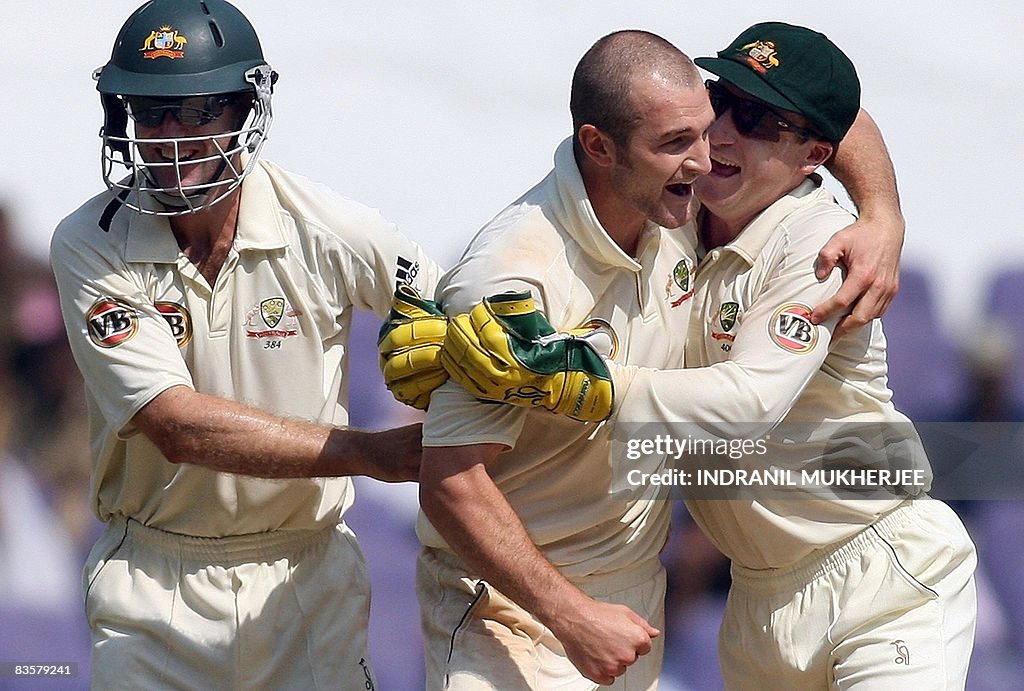 Australian cricketer Jason Krejza (C) ce