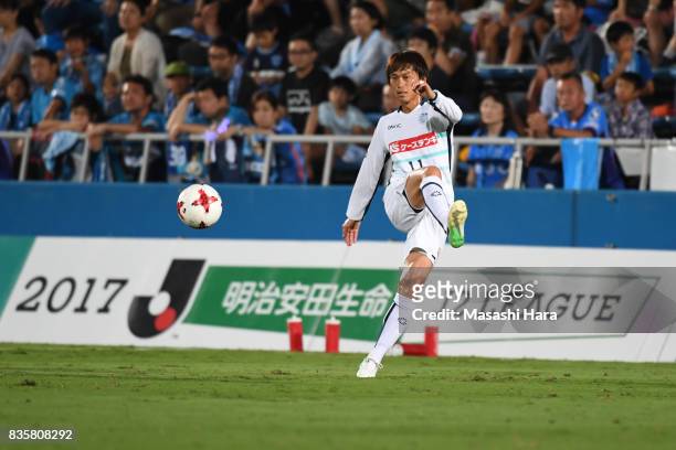 Koji Hashimoto of Mito Hollyhock in action during the J.League J2 match between Yokohama FC and Mito Hollyhock at Nippatsu Mitsuzawa Stadium on...