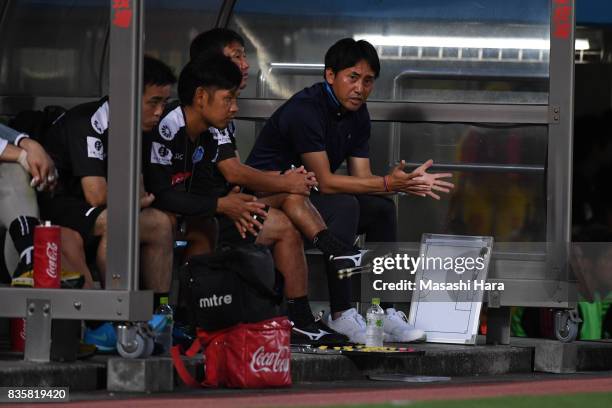 Takayuki Nishigaya,coach of Mito Hollyhock looks on during the J.League J2 match between Yokohama FC and Mito Hollyhock at Nippatsu Mitsuzawa Stadium...