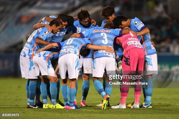 Players of Yokohama FC make the huddle during the J.League J2 match between Yokohama FC and Mito Hollyhock at Nippatsu Mitsuzawa Stadium on August...