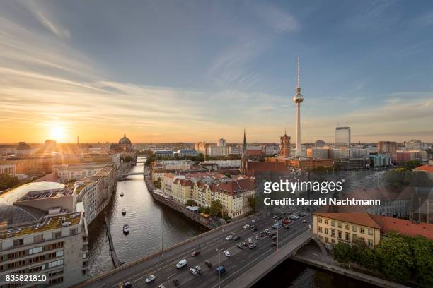 the center of berlin - berlin fernsehturm stock-fotos und bilder