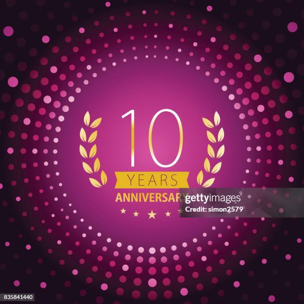 ilustraciones, imágenes clip art, dibujos animados e iconos de stock de icono de aniversario de diez años con fondo de color púrpura - 10° aniversario