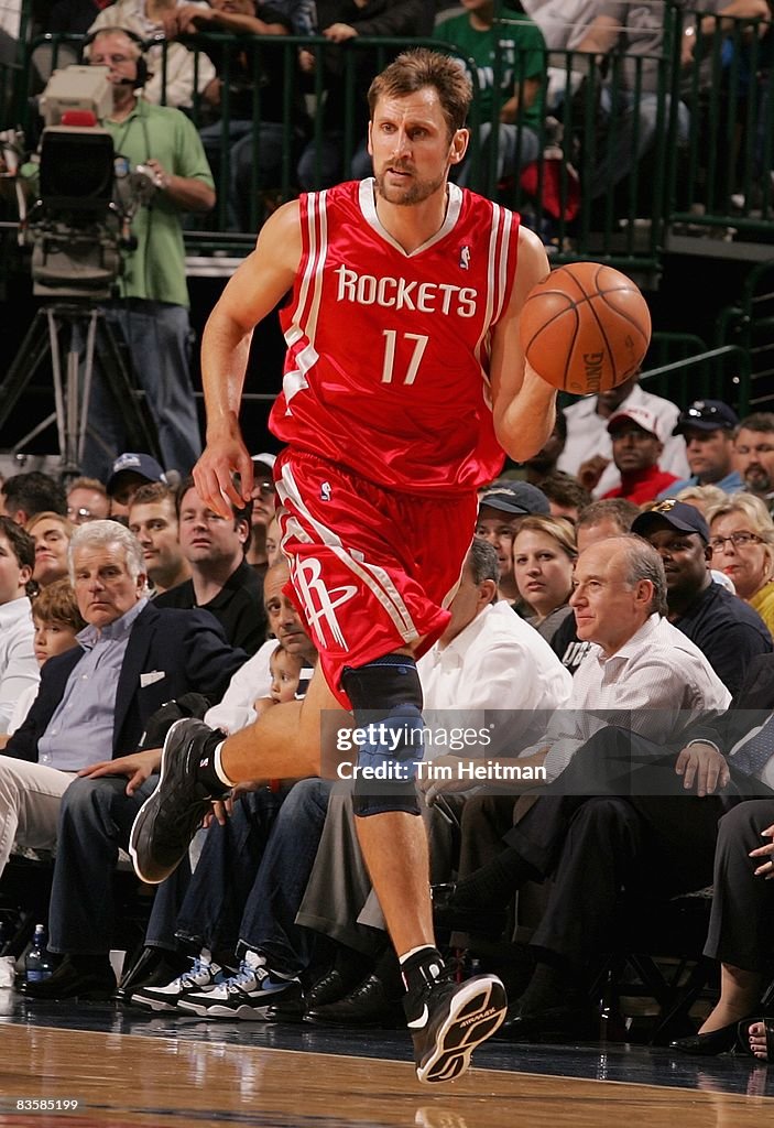 Nba 2008 Rockets Brent Barry of the Houston Rockets drives the ball up court during ...