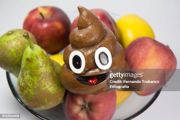 the fruit is good for pooping - men taking a dump stockfoto's en -beelden