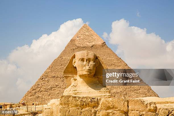 daytime view pyramid with sphinx foreground - egitto foto e immagini stock