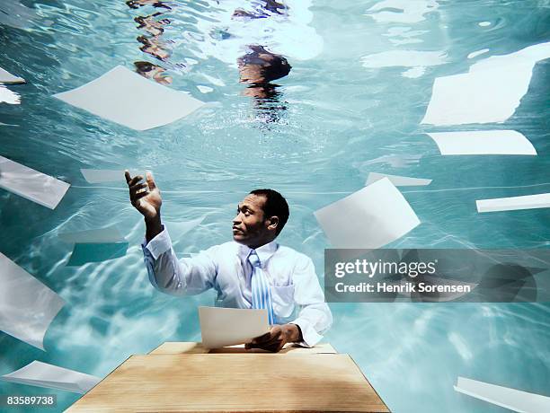 buisnessman working at under water with papers flo - out of context fotografías e imágenes de stock