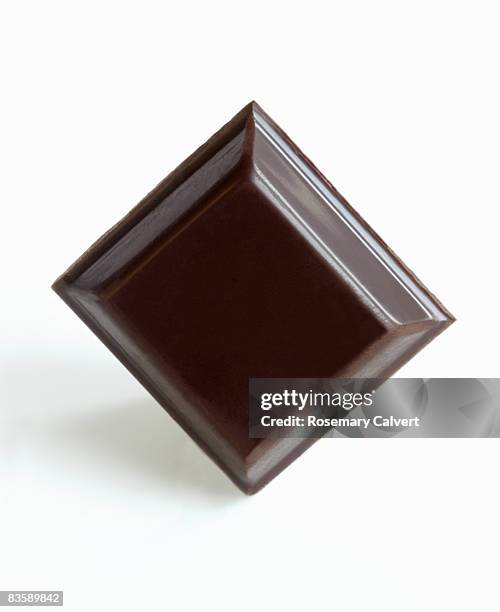 square of dark chocolate. - chocolat noir photos et images de collection