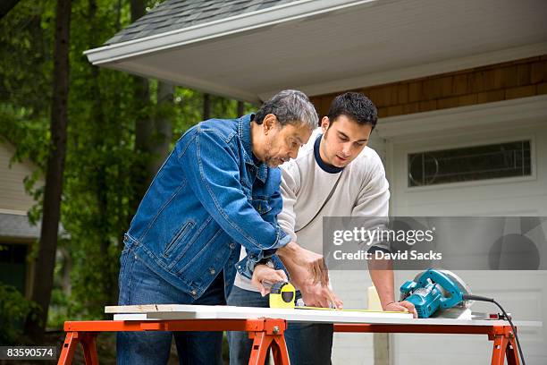 homme d'âge mûr avec son travail - établi photos et images de collection