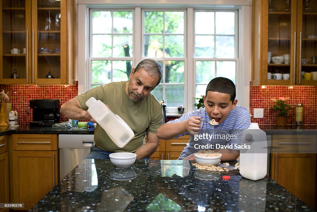 Junge und Großvater in der Küche Essen Frühstück