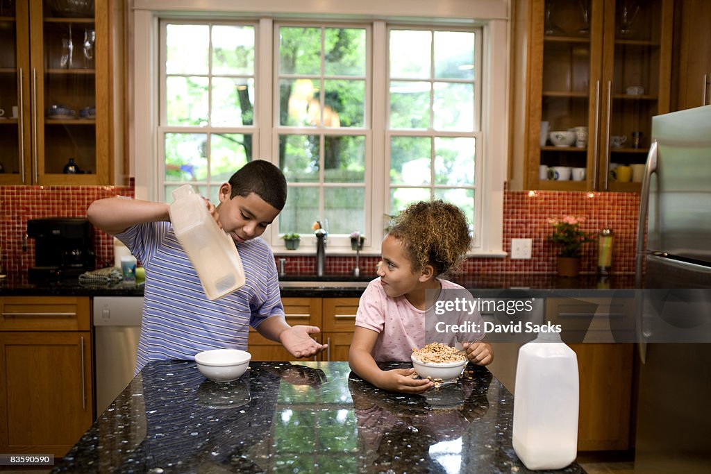 Geschwister in der Küche Essen Frühstück