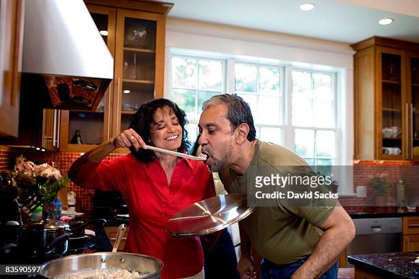 älteres paar kochen zusammen - middle aged couple cooking stock-fotos und bilder