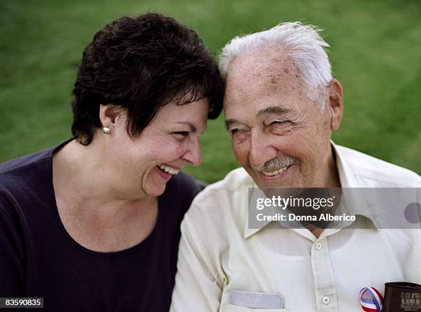 daughter and father laughing - donna matura - fotografias e filmes do acervo