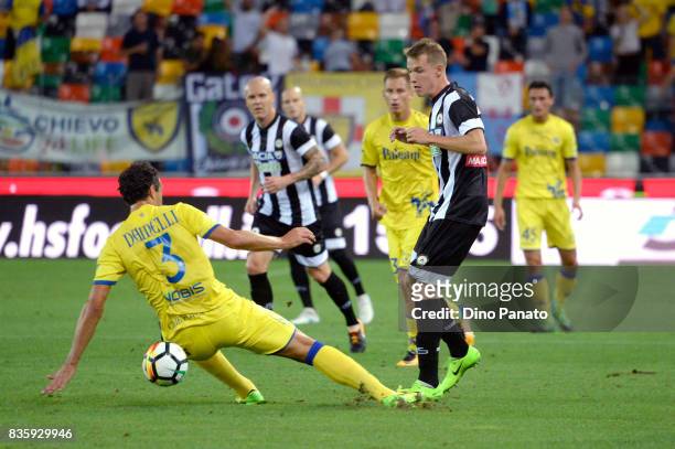 Jakub Jankto of Udinese Calcio competes with Dario Dainelli of AC Chievo Verona during the Serie A match between Udinese Calcio and AC Chievo Verona...