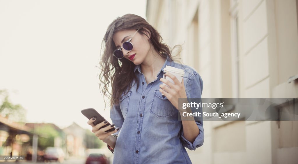 Vrouw typen bericht buitenshuis