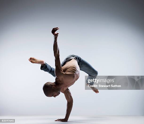 man doing dance move - piernas en el aire fotografías e imágenes de stock