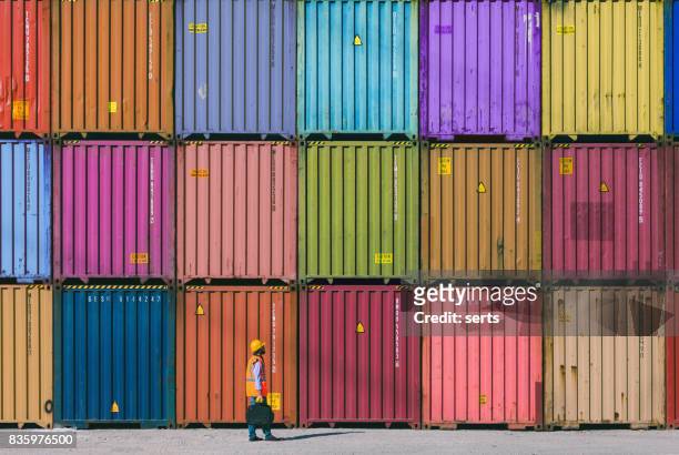 trabajador de mantenimiento trabajo con contenedores de carga - dársena fotografías e imágenes de stock