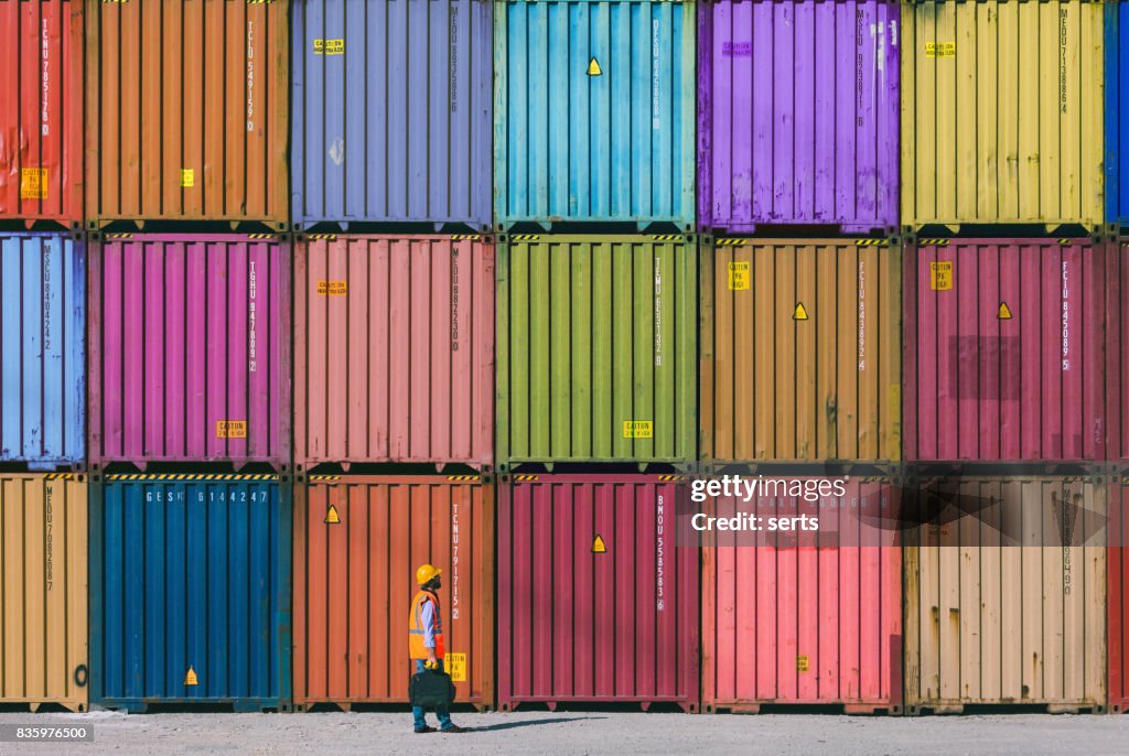 Maintanence werknemer werkt met cargo containers