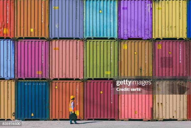 maintanence worker working with cargo containers - contentor de carga imagens e fotografias de stock