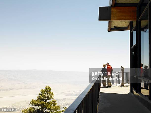 casal em pé na plataforma de observação - palm springs california imagens e fotografias de stock