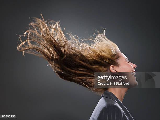 femme d'affaires de cheveux dans le vent souffle - visage caché par les cheveux photos et images de collection