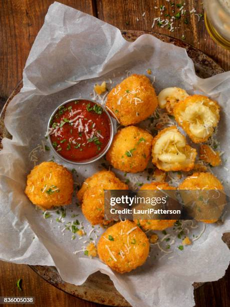 deep fried macaroni en kaas ballen - balls deep stockfoto's en -beelden