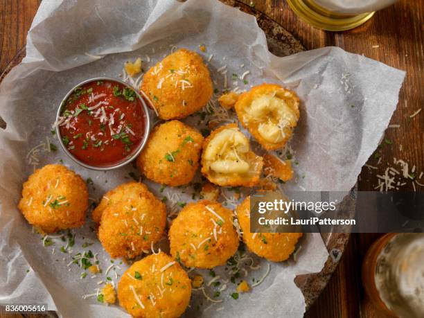 deep fried macaroni en kaas ballen - balls deep stockfoto's en -beelden