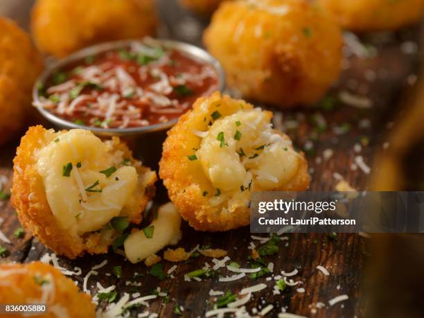 deep fried macaroni et fromage boules - pain boule photos et images de collection