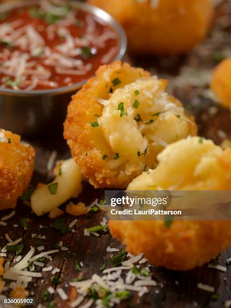 deep fried macaroni et fromage boules - pain boule photos et images de collection