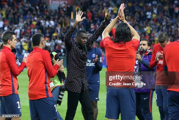 Blaise Matuidi who just left PSG for Juventus Turin is greeted by teammates before the French Ligue 1 match between Paris Saint Germain and Toulouse...