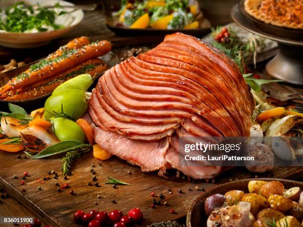 cena de jamón espiral navideña - jamón fotografías e imágenes de stock