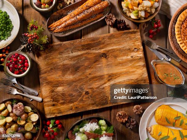 wachten op de vakantie-turkije - thanksgiving table stockfoto's en -beelden