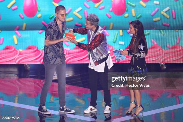 Kendall Schmidt receives an award from Mario Bautista and Caeli during the Nickelodeon Kids' Choice Awards Mexico 2017 at Auditorio Nacional on...