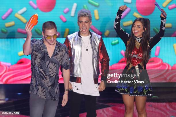Kendall Schmidt thanks the audience for his award with Mario Bautista and Caeli performs during the Nickelodeon Kids' Choice Awards Mexico 2017 at...