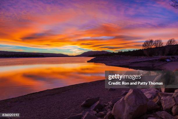 big bear lake romantischen sonnenuntergang mit reflexionen und wolkengebilde, ca - big bear lake stock-fotos und bilder