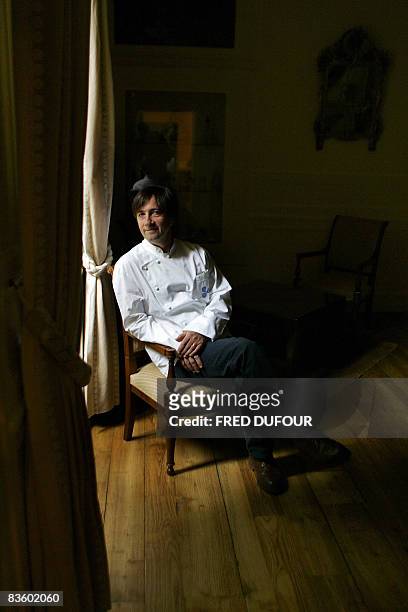 Photo prise le 02 octobre 2005 dans son restaurant "La Maison de Bricourt" du chef breton Olivier Roellinger, élu "chef de l'année 2005". Olivier...