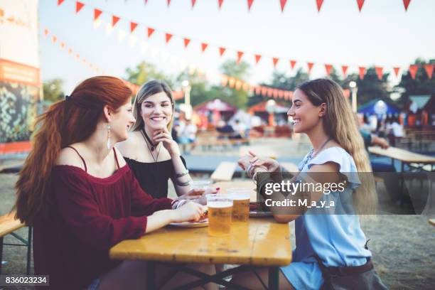 enoying beer en fastfood - festival bar stockfoto's en -beelden