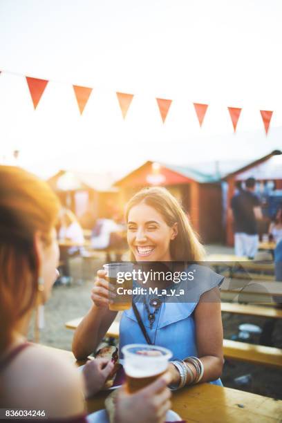 enoying beer en fastfood - festival bar stockfoto's en -beelden