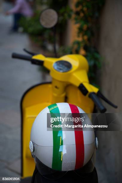 typical italian - vespa photos et images de collection