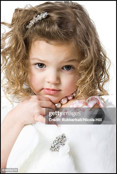 little girl playing dress up - 2 jeunes timide fond blanc photos et images de collection