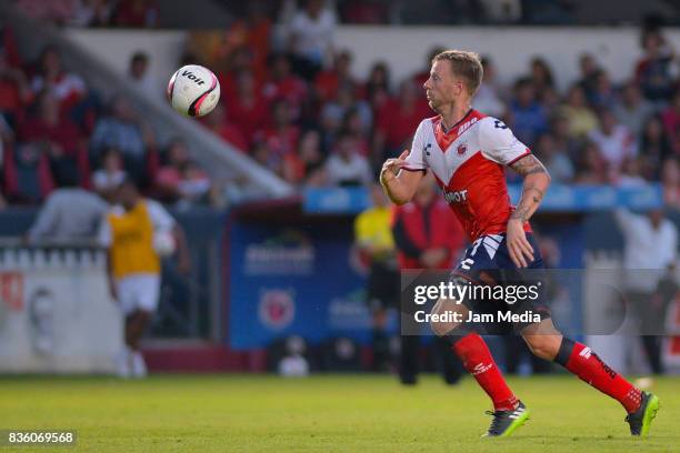 Cristian Menendez of Veracruz runs for the ball during the fifth round match between Veracruz and Queretaro as part of the Torneo Apertura 2017 Liga...