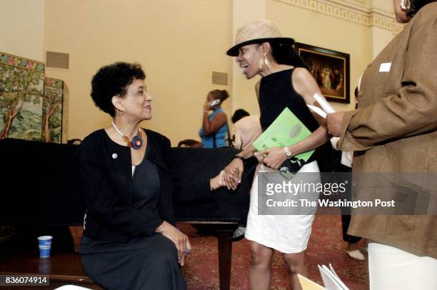 Out DATE: 7/31/2004 PHOTOG: Rebecca D'Angelo/FTWP LOCATION: DAR museum, Washington DC CAPTION: Author Rosemary Reed Miller, signs books and greets...