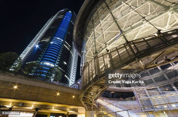 roppongi hills at night - colinas de roppongi fotografías e imágenes de stock