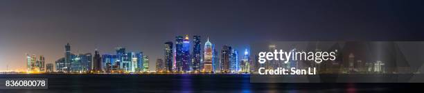 qatar, panoramic of skyline in doha at night - doha skyline stock-fotos und bilder