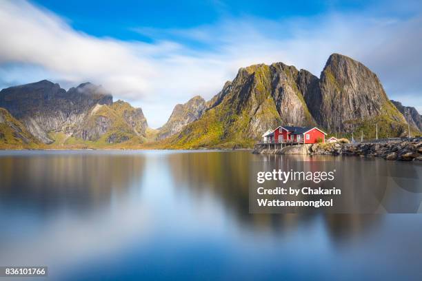 little red rorbuer (fisherman cabin) in lofoten. - norway mountains stock pictures, royalty-free photos & images