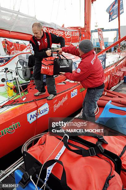 French skipper Kito de Pavant's team members load fresh food on his "Groupe Bel" monohull, on November 8, 2008 in Les Sables d'Olonne, western...