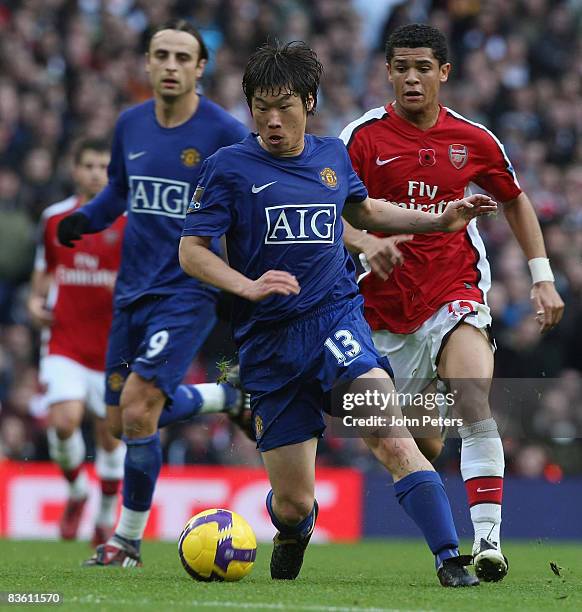 Ji-Sung Park of Manchester United clashes with Denilson of Arsenal during the Barclays Premier League match between Arsenal and Manchester United at...