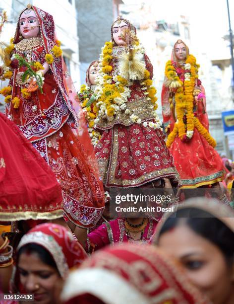 gangaur festival celebrations in udaipur, rajasthan. - gangaur stock pictures, royalty-free photos & images