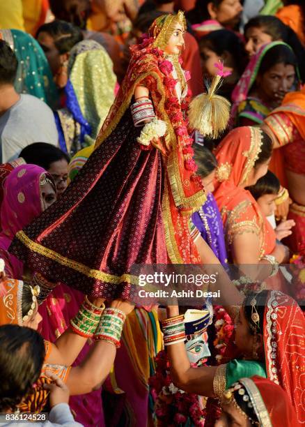 gangaur festival celebrations in udaipur, rajasthan. - gangaur stock-fotos und bilder